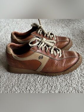 Born Women's Brown and Tan Leather Lace-Up Flats Vng